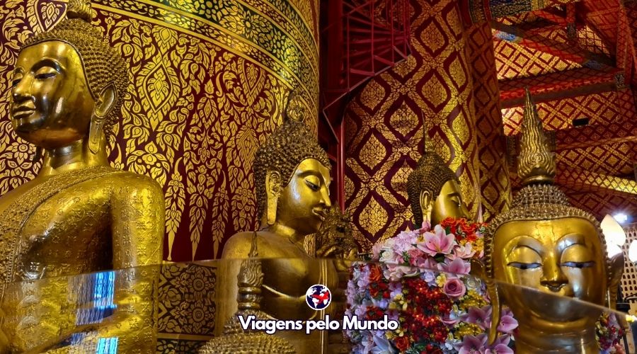 Buda pequenos aos pés do Buda Gigante de Ayutthaya