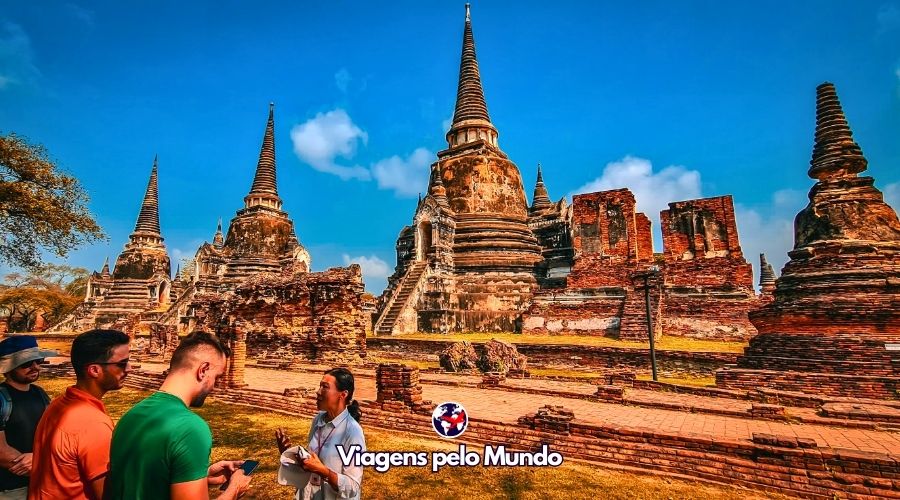Guia nos apresentando os templos de Ayutthaya