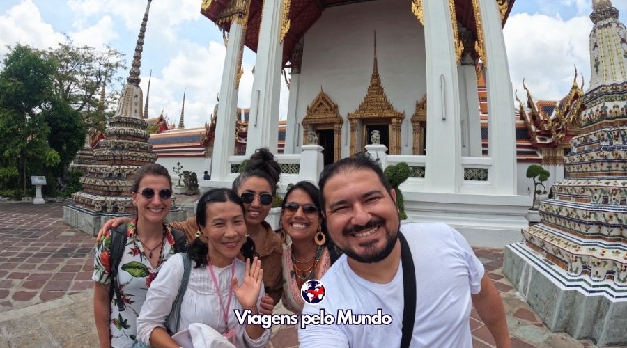 Foto que tiramos com a nossa guia que nos levou para conhecer os Templos da cidade de Bangkok