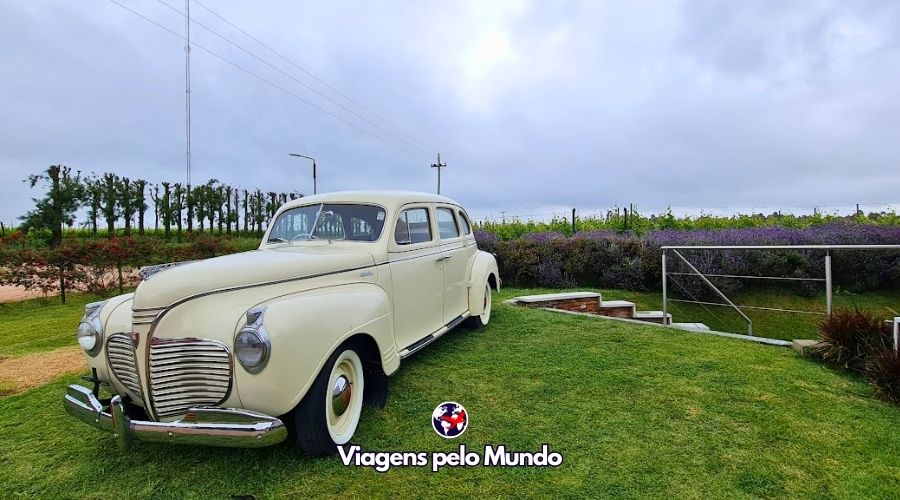 Entrada com carro antigo e histórico da família Pizzorno