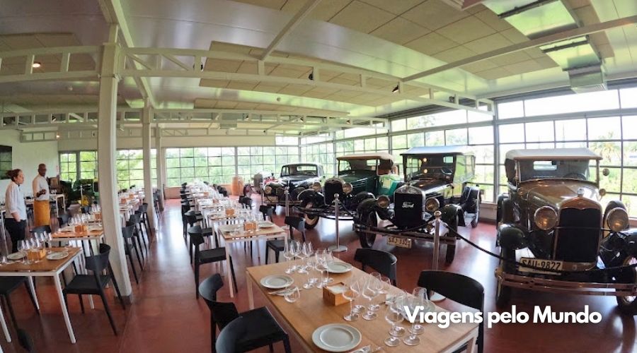 Mesas para as degustações com carros antigos.
