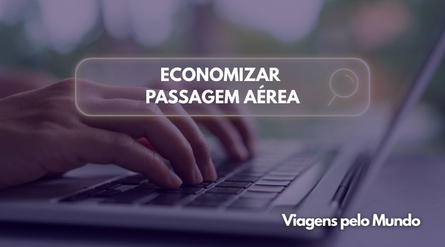 Pessoa procurando passagem aérea com seu notebook.